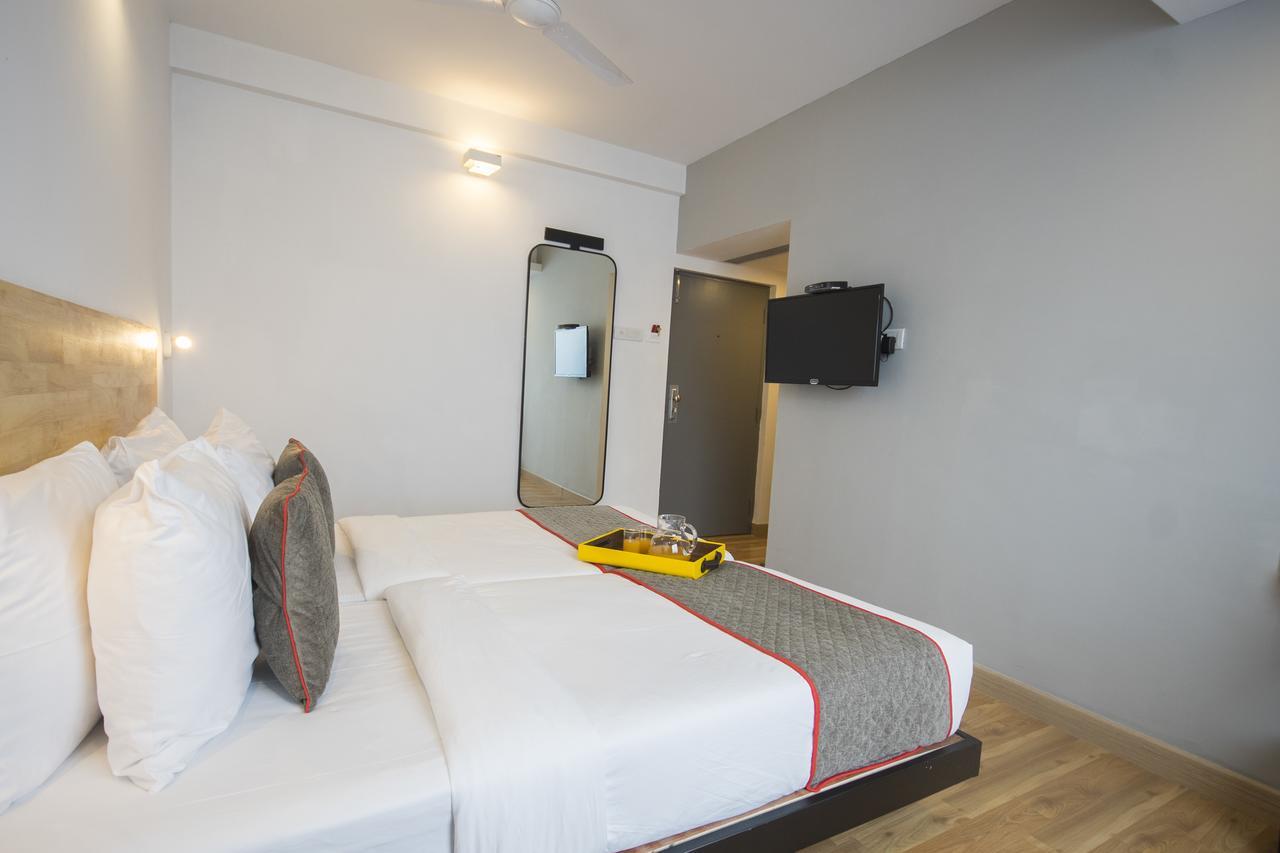 Oyo Townhouse 16 International Airport Hotel Mumbai  Buitenkant foto